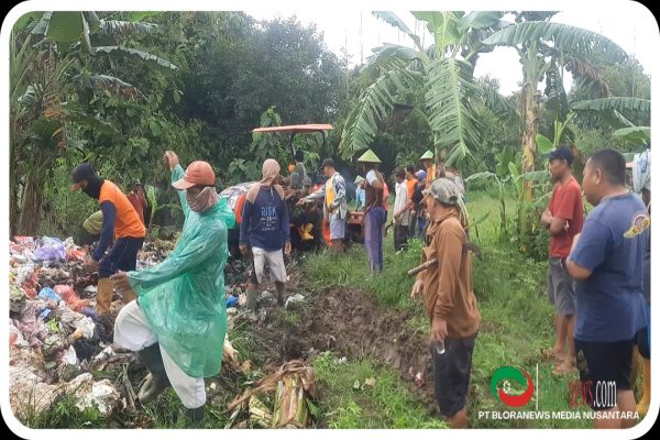 GOTONG ROYONG WARGA SEMPU BERSIHKAN SAMPAH, LANJUT NGOPI SAMBIL BAHAS PENGELOLAAN LINGKUNGAN