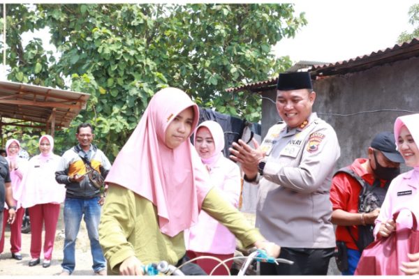 KAPOLRES BLORA BANTU SHAFIRA WUJUDKAN MIMPI DENGAN SEBUAH SEPEDA